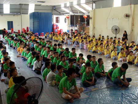 Các em vừa tu, vừa học và sinh hoạt vui chơi, nhờ vậy tinh thần các em sảng khoái, mặc dù những ngày hè thời tiết miền Bắc cực nóng.