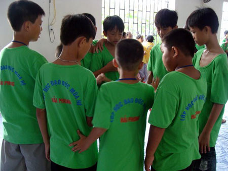 Ngoài chương trình của khóa tu và học, các em được các anh chị huynh trưởng hướng dẫn sinh hoạt vui chơi tập thể hoặc các em dành thời gian trống để đọc truyện tranh thiếu nhi, chơi trò chơi dân gian, v.v…