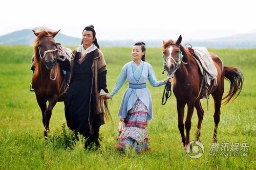 Hai người vào vai cặp tình nhân trẻ Trương Đan Phong và Vân Lũy, trải qua sóng gió cuối cùng đã giành được hạnh phúc trọn đời.