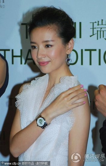 Lựa chọn bộ váy ren, voan trắng tinh khôi, mỗi bước đi của cô đều khiến người xung quanh phải ngơ ngẩn ngắm nhìn.