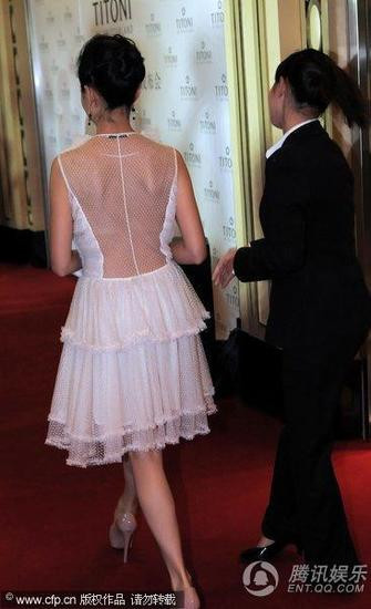 Tấm lưng mảnh mai làm ngơ ngẩn bao người