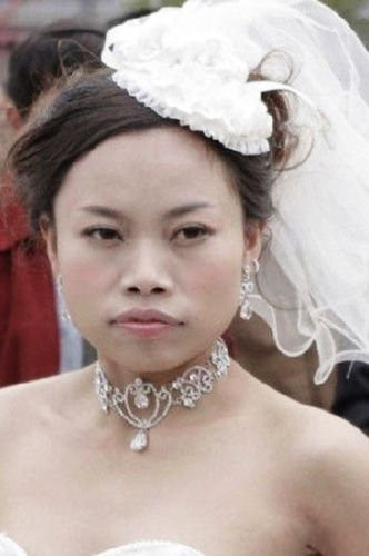 Phượng Tỷ đã phát hàng ngàn tờ rơi tuyển bạn trai, tự xưng mình cao 1m46, học vấn uyên thâm và tiêu chuẩn chọn bạn trai là "nhất định phải là thạc sĩ trường đại học Bắc Kinh (một trường đại học nổi tiếng Trung Quốc), tốt nghiệp kinh tế học hoặc tinh thông kinh tế học, nhất định phải có tầm nhìn quốc tế, cao từ 1m76 đến 1m83, càng đẹp trai càng tốt, có hộ khẩu ở duyên hải phía đông, tuổi từ 25 đến 28, tốt nhất là phải đẹp trai như Lưu Đức Hoa. Thậm chí trong phát biểu với báo giới sau đó, cô nàng "chảnh chọe" này còn tuyên bố kể cả Lưu Đức Hoa cô cũng không thèm vì quá già . Phượng Tỷ đã phát hàng ngàn tờ rơi tuyển bạn trai, tự xưng mình cao 1m46, học vấn uyên thâm và tiêu chuẩn chọn bạn trai là "nhất định phải là thạc sĩ trường đại học Bắc Kinh (một trường đại học nổi tiếng Trung Quốc), tốt nghiệp kinh tế học hoặc tinh thông kinh tế học, nhất định phải có tầm nhìn quốc tế, cao từ 1m76 đến 1m83, càng đẹp trai càng tốt, có hộ khẩu ở duyên hải phía đông, tuổi từ 25 đến 28, tốt nhất là phải đẹp trai như Lưu Đức Hoa. Thậm chí trong phát biểu với báo giới sau đó, cô nàng "chảnh chọe" này còn tuyên bố kể cả Lưu Đức Hoa cô cũng không thèm vì quá già .