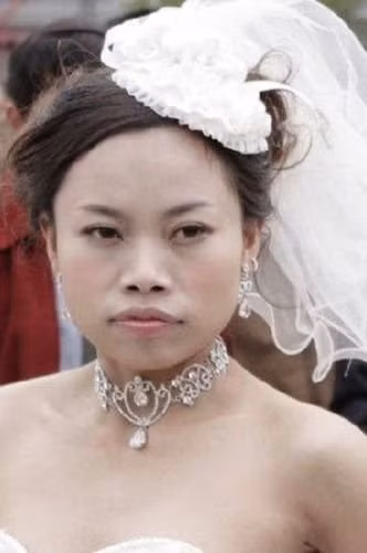 Phượng Tỷ đã phát hàng ngàn tờ rơi tuyển bạn trai, tự xưng mình cao 1m46, học vấn uyên thâm và tiêu chuẩn chọn bạn trai là "nhất định phải là thạc sĩ trường đại học Bắc Kinh (một trường đại học nổi tiếng Trung Quốc), tốt nghiệp kinh tế học hoặc tinh thông kinh tế học, nhất định phải có tầm nhìn quốc tế, cao từ 1m76 đến 1m83, càng đẹp trai càng tốt, có hộ khẩu ở duyên hải phía đông, tuổi từ 25 đến 28, tốt nhất là phải đẹp trai như Lưu Đức Hoa. Thậm chí trong phát biểu với báo giới sau đó, cô nàng "chảnh chọe" này còn tuyên bố kể cả Lưu Đức Hoa cô cũng không thèm vì quá già .