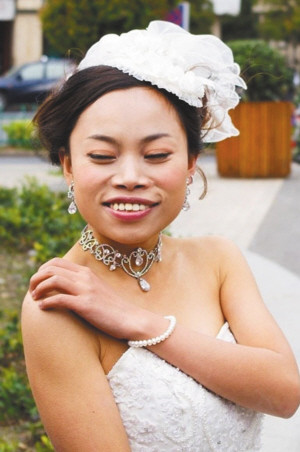 La Ngọc Phượng, người phụ nữ xấu "không thể tưởng" nhưng lại rất nổi tiếng và trở thành một hiệu ứng gọi là "Phượng tỷ" nổi tiếng từ năm 2010 của Trung Quốc vì sự "tự kiêu" và tiêu chuẩn chọn chồng "trên trời". La Ngọc Phượng sinh năm 1985 tại Trùng Khánh. Năm 2008 tới thành phố Thượng Hải tìm bạn trai nhưng không thành công vì nhan sắc quá xấu, do đó cô liền nghĩ ra một cách để gây chú ý chính là phát tờ rơi để tìm bạn trai. La Ngọc Phượng, người phụ nữ xấu "không thể tưởng" nhưng lại rất nổi tiếng và trở thành một hiệu ứng gọi là "Phượng tỷ" nổi tiếng từ năm 2010 của Trung Quốc vì sự "tự kiêu" và tiêu chuẩn chọn chồng "trên trời". La Ngọc Phượng sinh năm 1985 tại Trùng Khánh. Năm 2008 tới thành phố Thượng Hải tìm bạn trai nhưng không thành công vì nhan sắc quá xấu, do đó cô liền nghĩ ra một cách để gây chú ý chính là phát tờ rơi để tìm bạn trai.