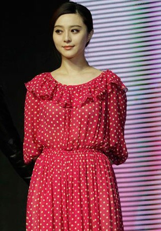 Chấm bi đỏ nổi bật với làn da trắng hồng của Phạm Băng Băng. Chấm bi đỏ nổi bật với làn da trắng hồng của Phạm Băng Băng.