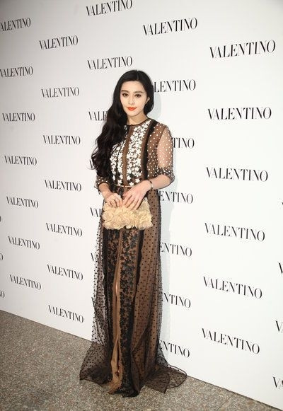 Dù dáng người hơi đẫy đà nhưng trong chiếc đầm sang trọng Phạm Băng Băng vẫn khoe được vẻ đẹp nữ tính gợi cảm của mình. Dù dáng người hơi đẫy đà nhưng trong chiếc đầm sang trọng Phạm Băng Băng vẫn khoe được vẻ đẹp nữ tính gợi cảm của mình.