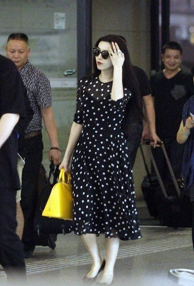 Váy đen bi trắng trẻ trung tôn lên làn da trắng ngần của người đẹp họ Phạm. Váy đen bi trắng trẻ trung tôn lên làn da trắng ngần của người đẹp họ Phạm.