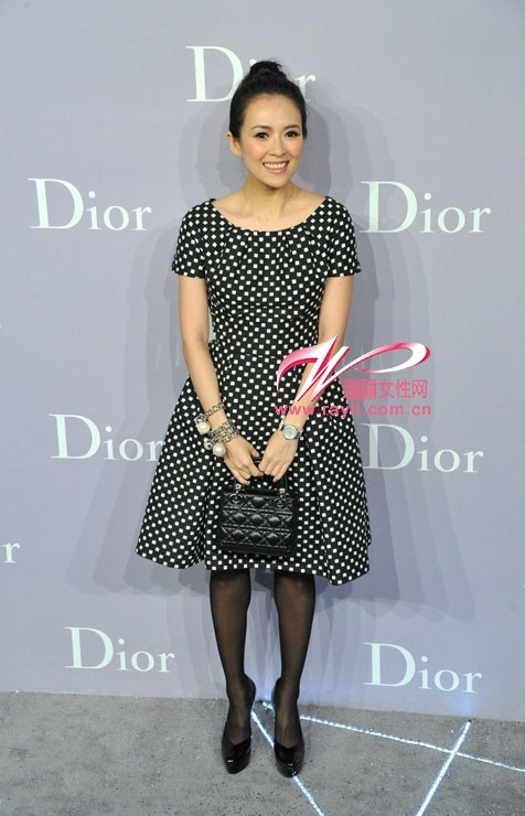 Chương Tử Di sang trọng với bị trắng trẻ trung trên nền đen. Chương Tử Di sang trọng với bị trắng trẻ trung trên nền đen.