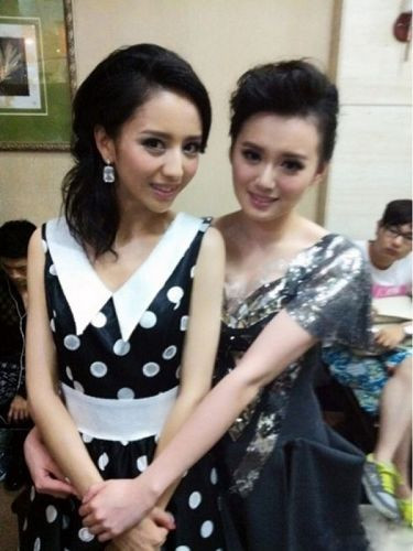 Đồng Lệ Á lựa chọn váy ngắn tay trần dễ thương. Đồng Lệ Á lựa chọn váy ngắn tay trần dễ thương.