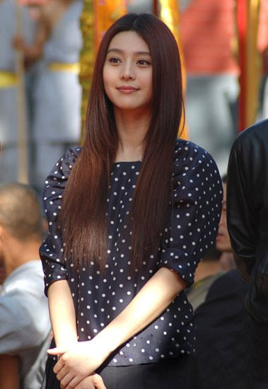 Chấm bi đen trắng kết hợp cùng kiểu tóc trẻ trung giúp Phạm Băng Băng trẻ hơn tuổi thực. Chấm bi đen trắng kết hợp cùng kiểu tóc trẻ trung giúp Phạm Băng Băng trẻ hơn tuổi thực.