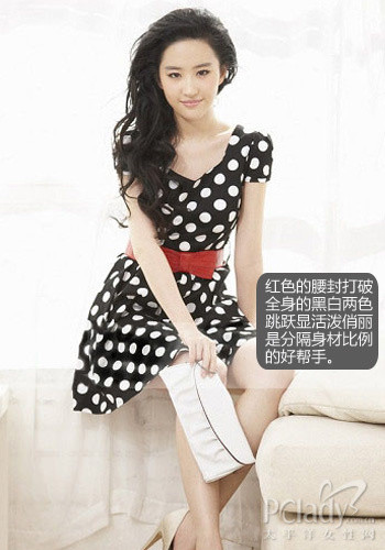 Lưu Diệc Phi khoe được vẻ đẹp thiên thần trong chiếc váy đen bi trắng. Lưu Diệc Phi khoe được vẻ đẹp thiên thần trong chiếc váy đen bi trắng.