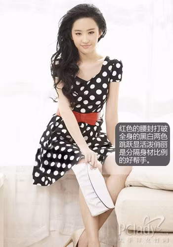 Lưu Diệc Phi khoe được vẻ đẹp thiên thần trong chiếc váy đen bi trắng.
