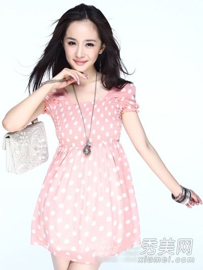 Màu hồng điệu đà, trang nhã giúp Dương Mịch chỉ như cô gái 18. Màu hồng điệu đà, trang nhã giúp Dương Mịch chỉ như cô gái 18.