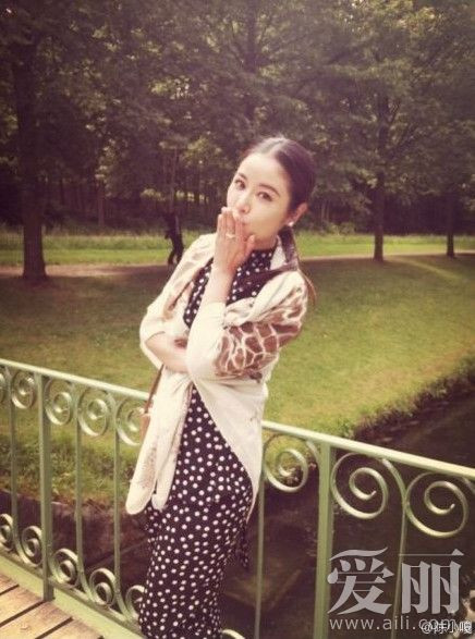 Lâm Tâm Như cuốn hút trong chiếc váy bi trắng dài liền thân. Lâm Tâm Như cuốn hút trong chiếc váy bi trắng dài liền thân.