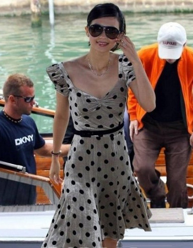 Tươi trẻ, thoải mái với váy dài khỏe khoắn. Tươi trẻ, thoải mái với váy dài khỏe khoắn.