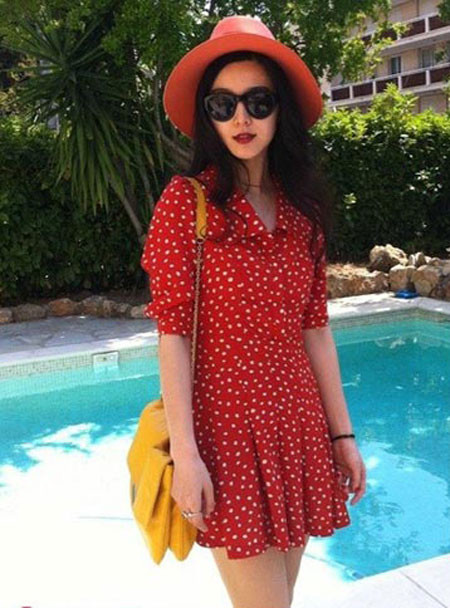 Váy ngắn giản dị nhưng giúp dáng người đẹp Hoa ngữ thon thả, yểu điệu hơn. Váy ngắn giản dị nhưng giúp dáng người đẹp Hoa ngữ thon thả, yểu điệu hơn.