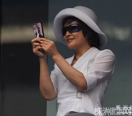 Một lần nữa cho thấy sự đối lập rõ ràng giữ da mặt căng mịn và da tay nhăn nheo thô ráp của Lưu Hiểu Khánh. Một lần nữa cho thấy sự đối lập rõ ràng giữ da mặt căng mịn và da tay nhăn nheo thô ráp của Lưu Hiểu Khánh.