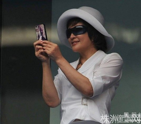 Một lần nữa cho thấy sự đối lập rõ ràng giữ da mặt căng mịn và da tay nhăn nheo thô ráp của Lưu Hiểu Khánh. Một lần nữa cho thấy sự đối lập rõ ràng giữ da mặt căng mịn và da tay nhăn nheo thô ráp của Lưu Hiểu Khánh.