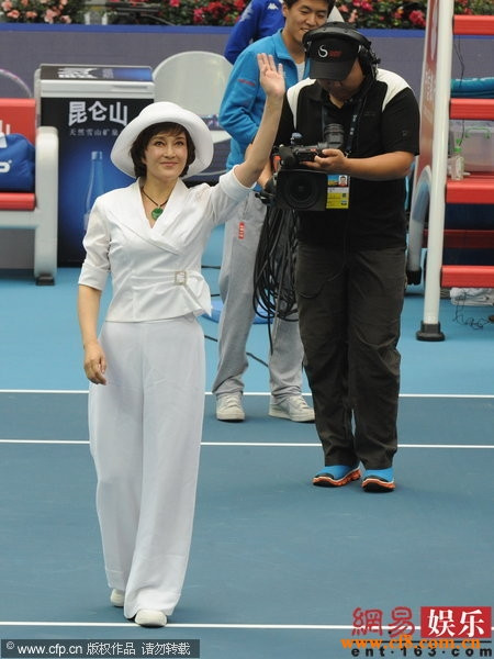 Tuy diện đồ trắng nhưng không hề thấy chút khuyết điểm nào trên vóc dáng người phụ nữ đã ngoài 60. Ảnh: ent Tuy diện đồ trắng nhưng không hề thấy chút khuyết điểm nào trên vóc dáng người phụ nữ đã ngoài 60. Ảnh: ent