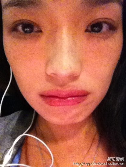 Tuy nhiên Thư Kỳ lại không hề cố ý giấu giếm khuyết điểm của mình, mà ngược lại cô thường khoe ảnh "tự sướng" với mặt mộc trên mạng.