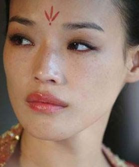 Những nốt tàn nhang dù có trang điểm cũng không che lấp được.