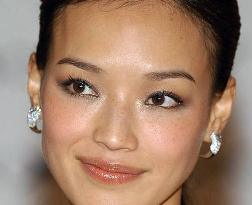 Tàn Nhang không những không khiến Thư Kỳ xấu hơn mà còn trở nên gợi cảm hấp dẫn hơn.