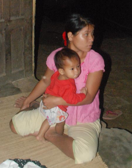 Mới 16 tuổi, Phạm Thị Trôn đã lấy chồng và có con gần 1 tuổi. Mới 16 tuổi, Phạm Thị Trôn đã lấy chồng và có con gần 1 tuổi.