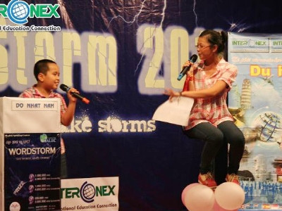 Đỗ Nhật Nam (trái) tại vòng chung kết cuộc thi.