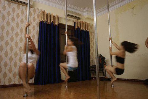 Khi bay, hông phải giữ ở trên cao …