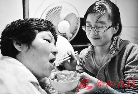 Vừa lo chăm sóc mẹ, vừa lo kiếm tiền chi trả cho cuộc sống nhưng Fang vẫn là tấm gương điển hình của trường Đại học Chu Zhou Vừa lo chăm sóc mẹ, vừa lo kiếm tiền chi trả cho cuộc sống nhưng Fang vẫn là tấm gương điển hình của trường Đại học Chu Zhou