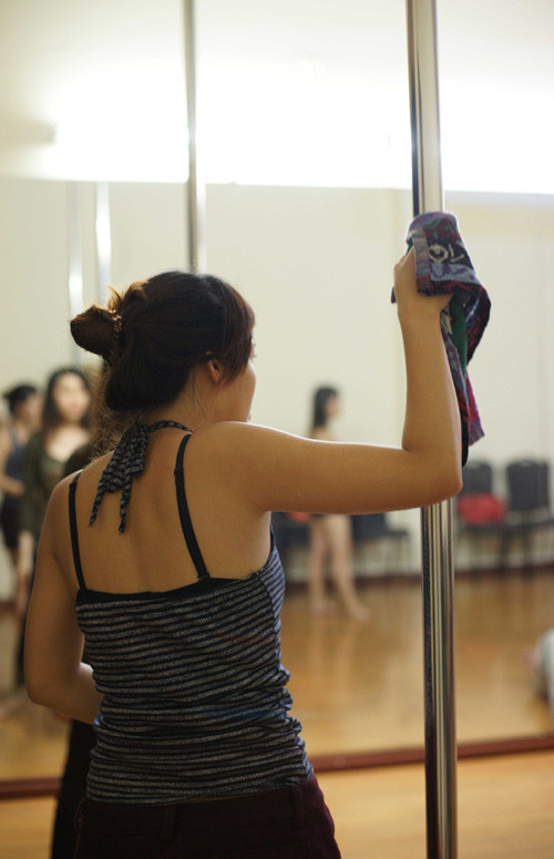 Những bạn ra mồ hôi tay thì luôn luôn phải lăm lăm phấn rôm hay khăn mặt.