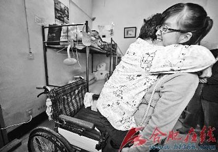 Fang chia sẻ niềm vui với mẹ Fang chia sẻ niềm vui với mẹ