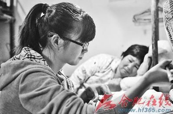 Nghị lực phi thường của nữ SV vừa học vừa chăm mẹ bại liệt ảnh 3 Nghị lực phi thường của nữ SV vừa học vừa chăm mẹ bại liệt ảnh 3