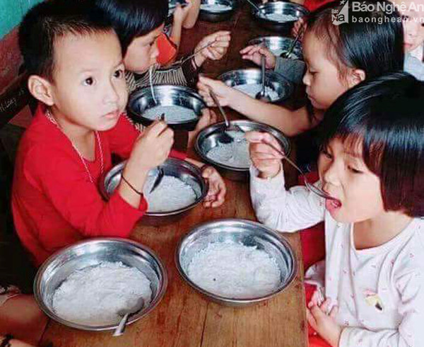 Bát miến trắng toát được Hiệu trưởng Trường mầm non Thạch Ngàn cho biết rằng đó là miến luộc nước hầm xương (ảnh Báo Nghệ An) Bát miến trắng toát được Hiệu trưởng Trường mầm non Thạch Ngàn cho biết rằng đó là miến luộc nước hầm xương (ảnh Báo Nghệ An)