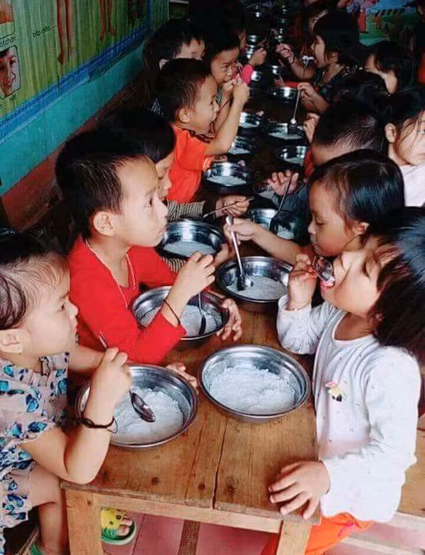 Bữa ăn chỉ có miến trắng của các học sinh tại Trường Mầm non Thạch Ngàn, huyện Con Cuông, tỉnh Nghệ An. (Ảnh N.A)