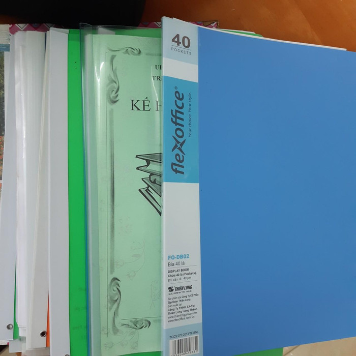 Ngoài quy định, hồ sơ giáo viên vẫn còn đó sổ dự giờ, sổ hội họp... (Ảnh: Nguyên Lương) Ngoài quy định, hồ sơ giáo viên vẫn còn đó sổ dự giờ, sổ hội họp... (Ảnh: Nguyên Lương)