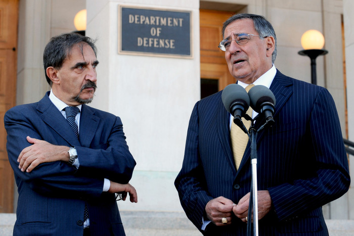 Bộ trưởng Quốc phòng Mỹ và Ý bên ngoài phòng họp tại Lầu Năm góc Bộ trưởng Quốc phòng Mỹ và Ý bên ngoài phòng họp tại Lầu Năm góc