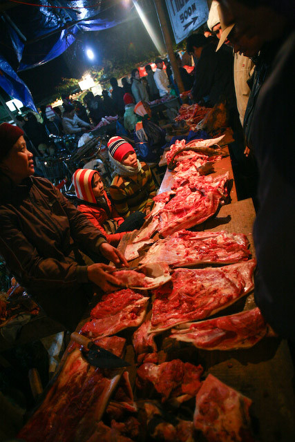 Dân gian và những chiếc... loa treo ngoài cổng chợ nói rằng, không đi chợ Viềng trong lòng day dứt, đi mà không mua không bán gì thì cũng buồn bực không yên. Vật phẩm đến chợ gồm mấy mặt hàng chính: thịt bò, cây giống, đồ đồng và đồ mây tre. Với những “thuộc tính” kể trên, có thể thấy Viềng là một phiên chợ đầy màu sắc văn hóa, thậm chí thêm cả một chút tín ngưỡng. Ảnh: Thịt bò là đặc sản tại chợ Viềng. Dân gian và những chiếc... loa treo ngoài cổng chợ nói rằng, không đi chợ Viềng trong lòng day dứt, đi mà không mua không bán gì thì cũng buồn bực không yên. Vật phẩm đến chợ gồm mấy mặt hàng chính: thịt bò, cây giống, đồ đồng và đồ mây tre. Với những “thuộc tính” kể trên, có thể thấy Viềng là một phiên chợ đầy màu sắc văn hóa, thậm chí thêm cả một chút tín ngưỡng. Ảnh: Thịt bò là đặc sản tại chợ Viềng.