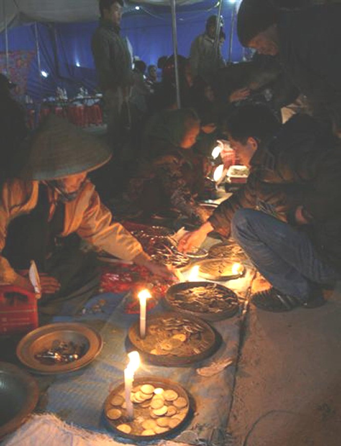 Tương truyền ngày xưa đó là bãi chiến trận và đã có rất nhiều người chết trong các cuộc giao tranh. Là chợ đặc biệt nên chợ Âm Dương chỉ họp duy nhất mỗi năm một lần vào đêm mùng 4 rạng mùng 5 Tết Nguyên Đán (tức mùng 4, mùng 5 tháng Giêng âm Lịch). Người ta hầu như không quan tâm nhiều đến việc “mua may bán rủi” như ở một số chợ khác. Chợ họp là dịp để người cõi trần gặp người cõi âm. Tương truyền ngày xưa đó là bãi chiến trận và đã có rất nhiều người chết trong các cuộc giao tranh. Là chợ đặc biệt nên chợ Âm Dương chỉ họp duy nhất mỗi năm một lần vào đêm mùng 4 rạng mùng 5 Tết Nguyên Đán (tức mùng 4, mùng 5 tháng Giêng âm Lịch). Người ta hầu như không quan tâm nhiều đến việc “mua may bán rủi” như ở một số chợ khác. Chợ họp là dịp để người cõi trần gặp người cõi âm.