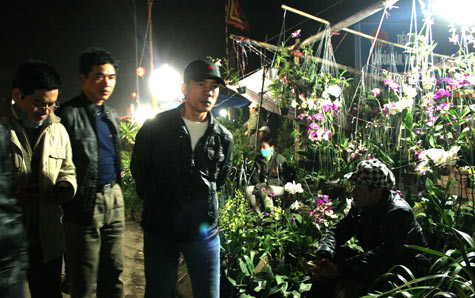 Theo quan niệm xưa, người bán hàng ở Chợ Viềng không được nói thách, người đi mua không mặc cả, cốt chỉ "bán rủi, mua may" và mua lấy một thứ có thể giữ lâu bền. Chính vì thế, cây hoa cảnh luôn là món hàng được săn đón nhiều nhất. (Ảnh VTC News). Theo quan niệm xưa, người bán hàng ở Chợ Viềng không được nói thách, người đi mua không mặc cả, cốt chỉ "bán rủi, mua may" và mua lấy một thứ có thể giữ lâu bền. Chính vì thế, cây hoa cảnh luôn là món hàng được săn đón nhiều nhất. (Ảnh VTC News).