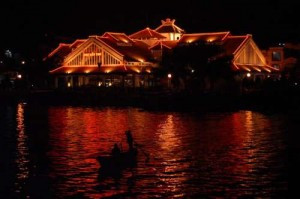 3.Chợ đêm Tây Đô (Cần Thơ). Từ trung tâm thành phố Cần Thơ, chỉ cần đi 1 km về phía Tây sông Hậu, Du khách đến được khu chợ đêm Tây Đô, nằm trong khu hội chợ triễn lãm quốc tế Cần Thơ. Tại đây, mang nhiều ấn tượng bởi nét đặc trưng rất riêng, nổi bật của miền sông nước. Đây là trung tâm buôn bán lớn của tỉnh với rất nhiều mặt hàng, đủ các chủng loại hàng hoá: rau tươi, trái cây, hoa…đều có thể được tìm thấy. 3.Chợ đêm Tây Đô (Cần Thơ). Từ trung tâm thành phố Cần Thơ, chỉ cần đi 1 km về phía Tây sông Hậu, Du khách đến được khu chợ đêm Tây Đô, nằm trong khu hội chợ triễn lãm quốc tế Cần Thơ. Tại đây, mang nhiều ấn tượng bởi nét đặc trưng rất riêng, nổi bật của miền sông nước. Đây là trung tâm buôn bán lớn của tỉnh với rất nhiều mặt hàng, đủ các chủng loại hàng hoá: rau tươi, trái cây, hoa…đều có thể được tìm thấy.