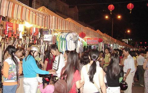 Người dân nơi đây cũng rất thật thà chất phác, không nói thách bao giờ, vì thế, du khách hoàn toàn có thể yên tâm lựa chọn những loại trái cây mà mình yêu thích mà không phải lo gì cả. Người dân nơi đây cũng rất thật thà chất phác, không nói thách bao giờ, vì thế, du khách hoàn toàn có thể yên tâm lựa chọn những loại trái cây mà mình yêu thích mà không phải lo gì cả.