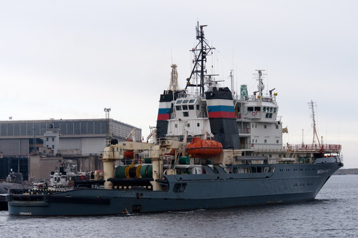 Nicholas Chiker, chiếc tàu kéo mạnh mẽ nhất trên thế giới, từng được ghi vào kỷ lục Guinness đã kéo chiếc tàu sân bay của Ấn Độ về bên một cách an toàn. Nicholas Chiker, chiếc tàu kéo mạnh mẽ nhất trên thế giới, từng được ghi vào kỷ lục Guinness đã kéo chiếc tàu sân bay của Ấn Độ về bên một cách an toàn.