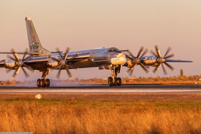 Oanh tạc cơ Tu-95MS.