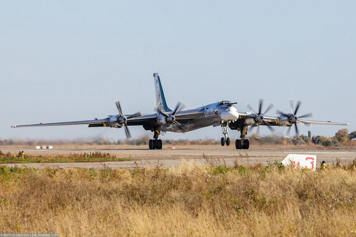 Oanh tạc cơ Tu-95MS. Oanh tạc cơ Tu-95MS.
