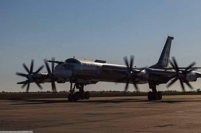 Oanh tạc cơ Tu-95MS.