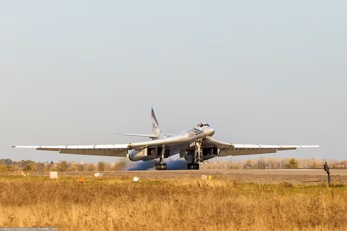 Oanh tạc cơ Tu-160.