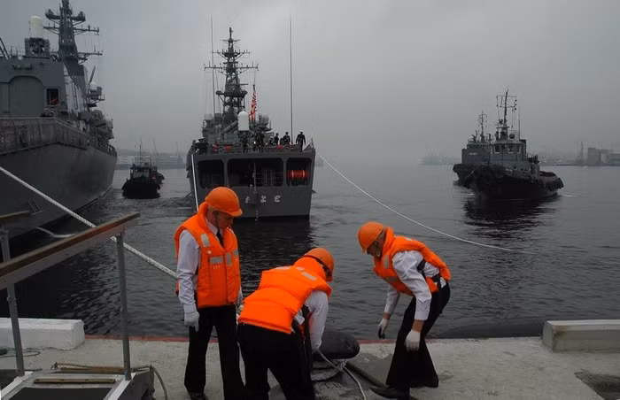 Phó tư lệnh Hạm đội Thái Bình Dương, Chuẩn Đô đốc Andrew Riabukhin đã có cuộc gặp mặt thân mật với đoàn quan chức Nhật Bản tại Vladivostok. Trong bài phát biểu của mình, Riabukhin nhấn mạnh tầm quan trọng trong việc hợp tác giải quyết các vấn đề chung trên biển của Hải quân hai nước. Đáp lại, thuyền trưởng Sirane Tsutomu bày tỏ hy vọng sẽ tiếp tục tăng cường hơn nữa các mối quan hệ này.