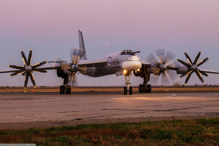 Oanh tạc cơ Tu-95MS. Oanh tạc cơ Tu-95MS.