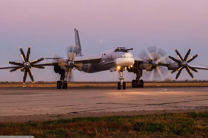 Oanh tạc cơ Tu-95MS.